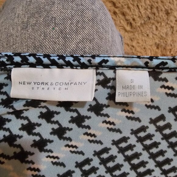 New York & Company Stretch Patterned Long Sleeve Blouse - Picture 7 of 9